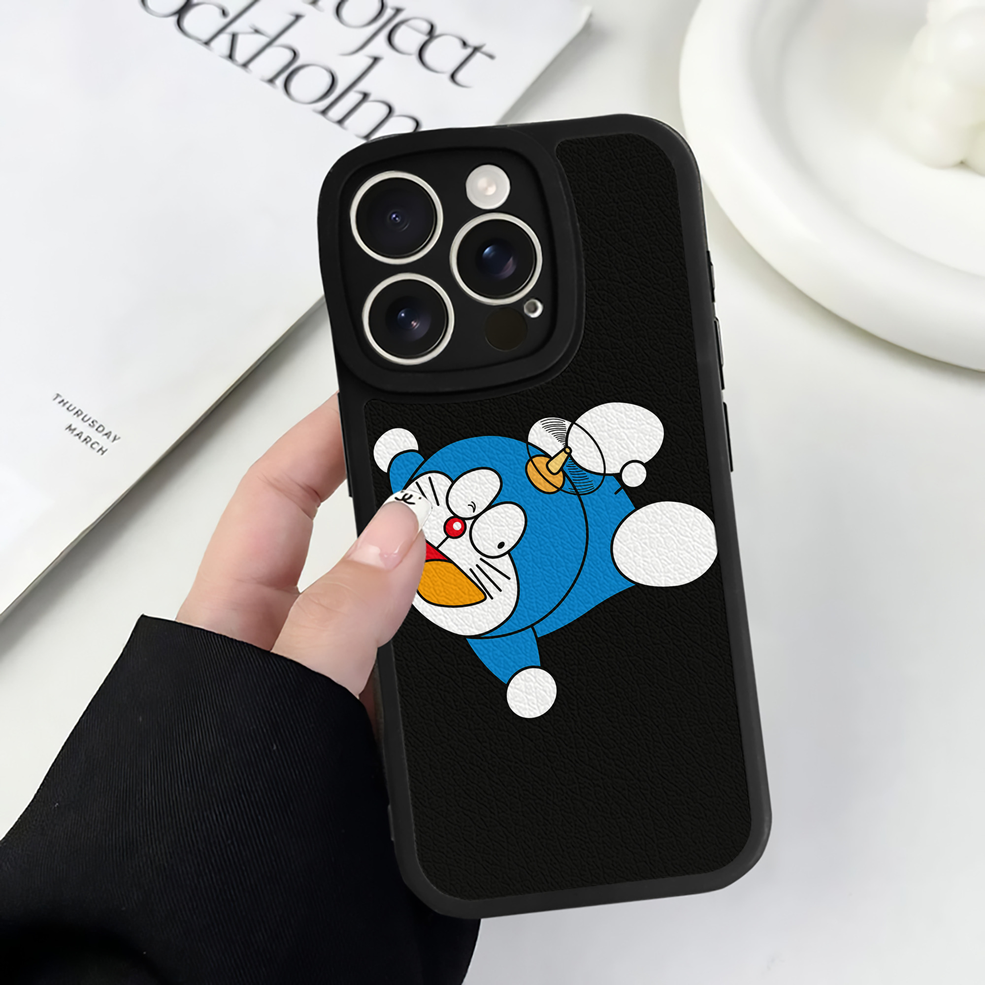 （画像用） ドラえもん Doraemon 【iPhone 16シリーズ対応】シリコンスマホケース（レザー調） 材質：シリコン